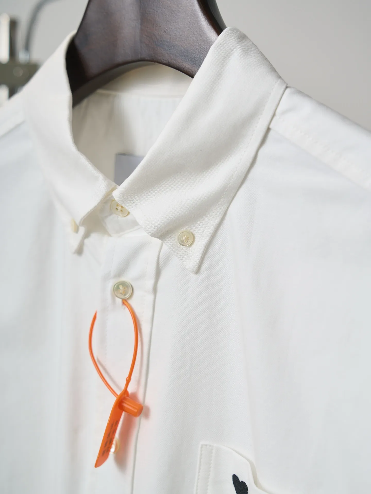 [Real auction] AMI/Amy love heart embroidered short-sleeved shirt [In Stock] 37 38 39 40 Customized high-density double-ply Oxford spinning, tight and smooth, comfortable and close to the skin, a touch of simple white, as pure as ever, elegant and self-evident. Black silk thread dances on the chest with love embroidery, low-key and powerful, with pockets as the boundary, hiding the French romance. It is the ultimate simplification of color, and uses the ultimate restraint to interpret the effortless sense of luxury. Adopt imported machine embroidery technology, use advanced computer control system and precision mechanical components to realize Ami's love embroidery operation with high precision. The lines are smooth and delicate. The fabrics have been washed and have a better hand feel. It is not easy to deform, not easy to shrink, not easy to fade, and maintains long-term beauty and loose fit.